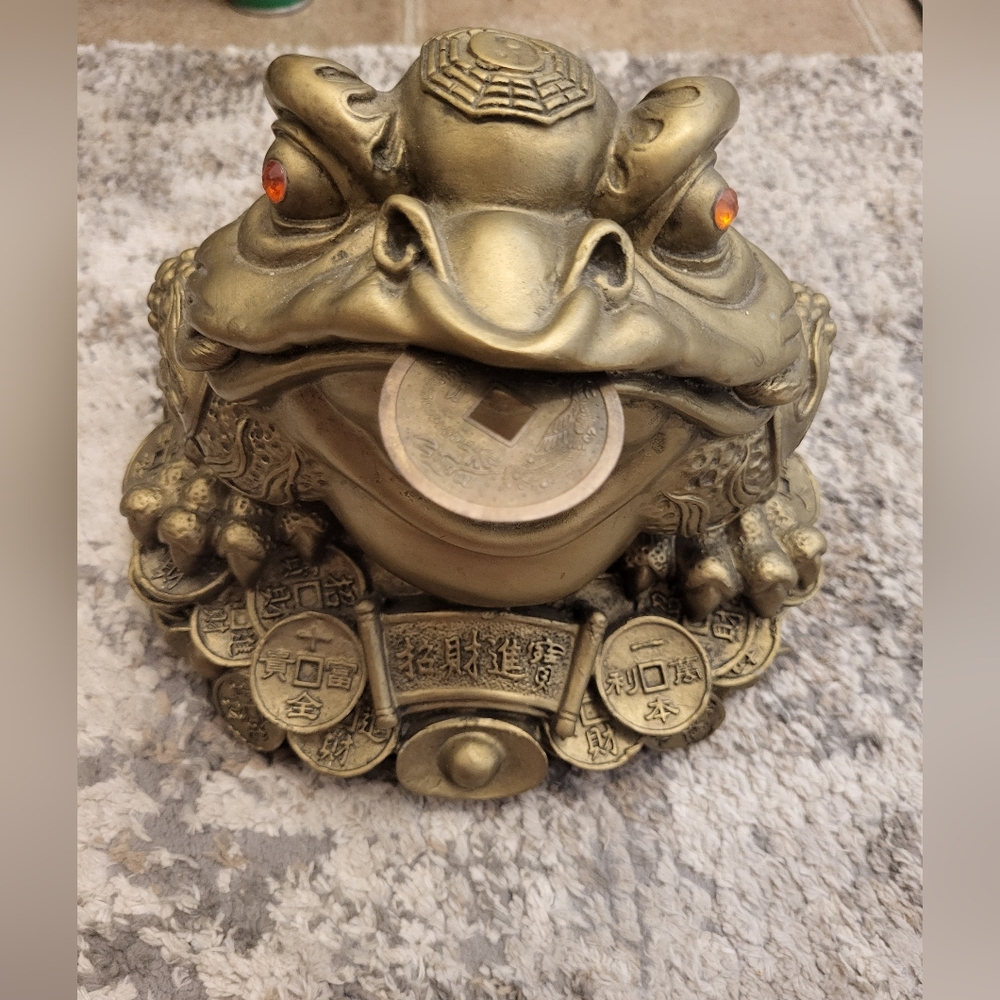 Large Feng Shui Lucky Money Frog 10 inches x 9 inches and 9 inch tall approximat